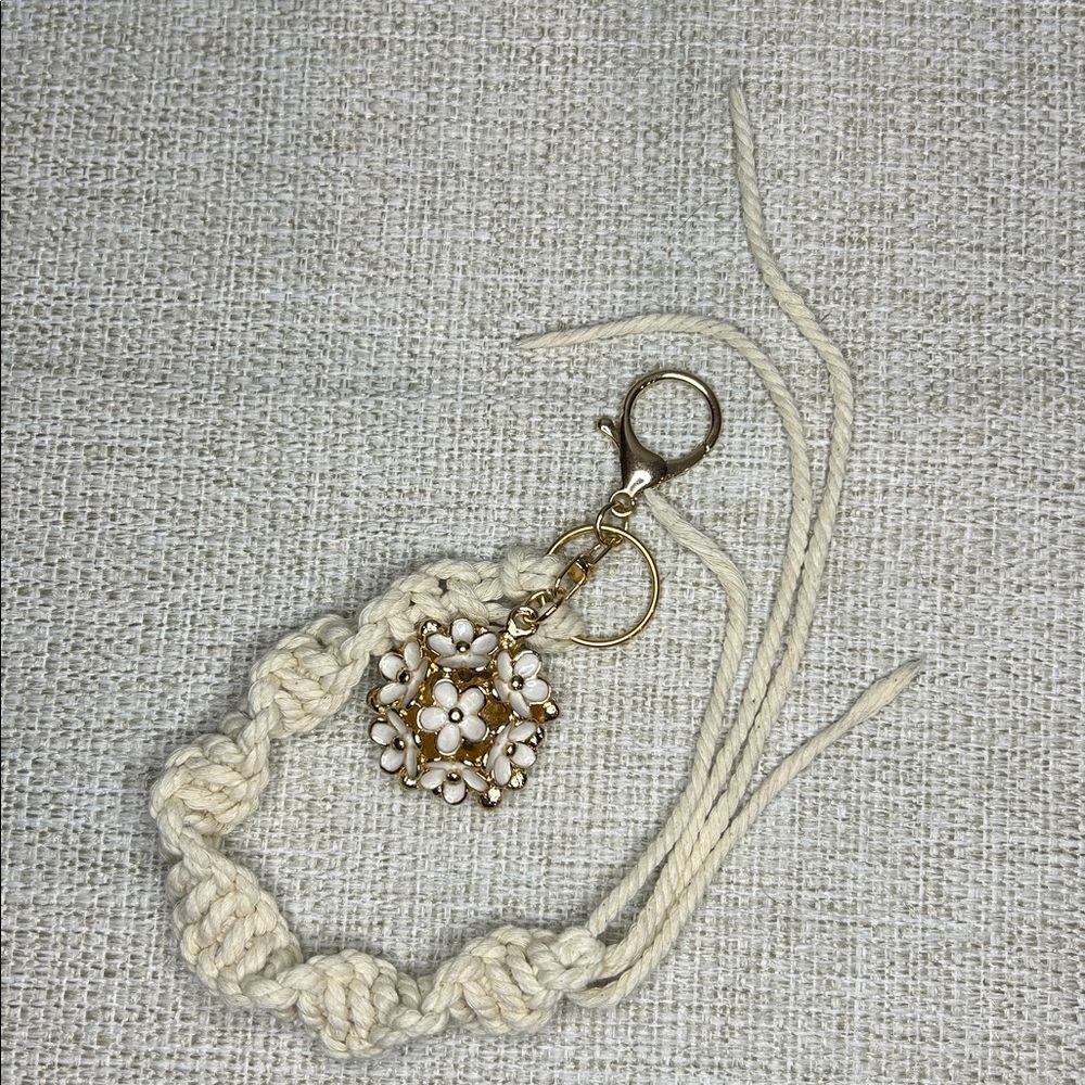 Handmade Macrame Gold Daisy Key Chain - Picture 2 of 9